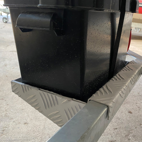 Batterikasse holder i aluminium til trailer vange